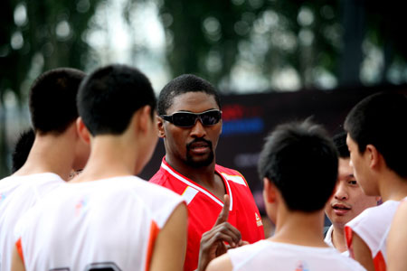 NBA basketball player Ron Artest of Los Angeles Lakers plays basketball with fans in Shenyang, capital of northeast China's Liaoning Province, July 26, 2009. (Xinhua/Zhang Wenkui)
