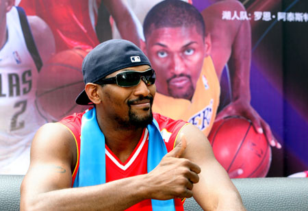  NBA basketball player Ron Artest of Los Angeles Lakers greets fans in Shenyang, capital of northeast China's Liaoning Province, July 26, 2009. (Xinhua/Zhang Wenkui) 