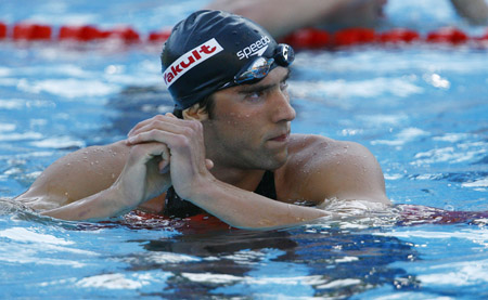 Michael Phelps of the United States looks up scoreboards after the men's 200m freestyle semi-final at the 13th World Swimming Championships in Rome, Italy, on July 27, 2009. Phelps ranked the 3rd of the event.(Xinhua/Zhang Yuwei)