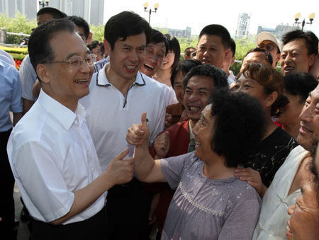 Chinese Premier Wen Jiabao (L, Front) talks with local citizens at a street in Jilin, a city in northeast China's Jilin Province, July 26, 2009. Wen made an inspection tour in Jilin Province from July 25 to 27. [Yao Dawei/Xinhua]