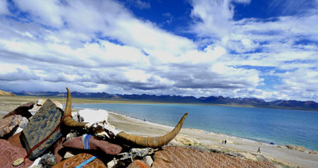 This photo taken on July 26, 2009 shows the beautiful scene of Nam Co Lake, the highest saltwater lake of the world at 4,718 meters above the sea level, located at the boundary of Damxung and Baingoin counties, southwest China's Tibet Autonomous Region. Tourists like visiting Nam Co Lake in summer, the most comfortable season in this region. [Purbu Zhaxi/Xinhua]