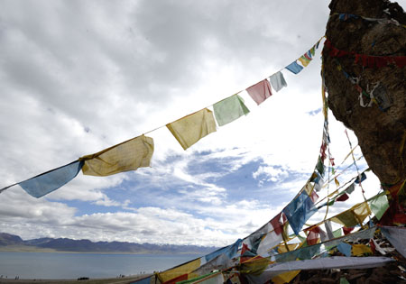 The photo taken on July 26, 2009 shows the beautiful scene of Nam Co Lake, the highest saltwater lake of the world at 4,718 meters above the sea level, located at the boundary of Damxung and Baingoin counties, southwest China's Tibet Autonomous Region. Generally, tourists like visiting Nam Co Lake in summer, the most comfortable season in this region. [Purbu Zhaxi/Xinhua]