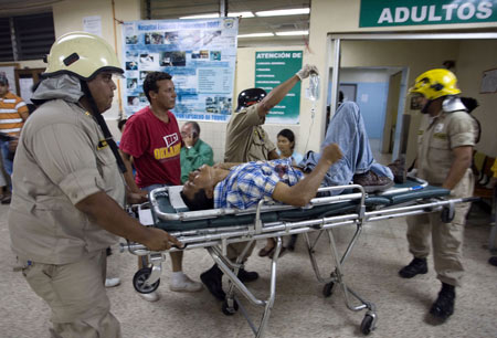 A man injured during the soccer fan clash is sent to a hospital in Tegucigalpa, capital of Honduras, July 26, 2009.[David De La Paz/Xinhua]
