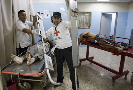 People injured during the soccer fan clash get treatment at a hospital in Tegucigalpa, capital of Honduras, July 26, 2009. [David De La Paz/Xinhua]