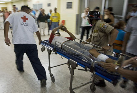 A man injured during the soccer fan clash is sent to a hospital in Tegucigalpa, capital of Honduras, July 26, 2009.[David De La Paz/Xinhua]