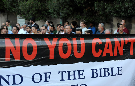 Jewish settlers attend a rally protesting against U.S. President Barack Obama's stance on Jewish settlements, outside Israeli Prime Minister's residence in Jerusalem July 27, 2009. Some 1,000 settlers and right-wing activists protested on Monday the U.S. pressure to freeze settlement construction in the Israeli occupied West Bank. [Yin Bogu/Xinhua] 