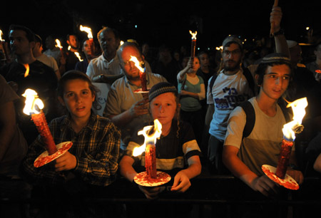 Jewish settlers attend a rally protesting against U.S. President Barack Obama's stance against Jewish settlements in the West Bank, outside Israeli Prime Minister's residence in Jerusalem, July 27, 2009. [Yin Bogu/Xinhua]