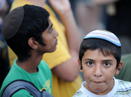 Two Jewish boys attend a rally protesting against U.S. President Barack Obama's stance against Jewish settlements in the West Bank, outside Israeli Prime Minister's residence in Jerusalem, July 27, 2009. [Yin Bogu/Xinhua]