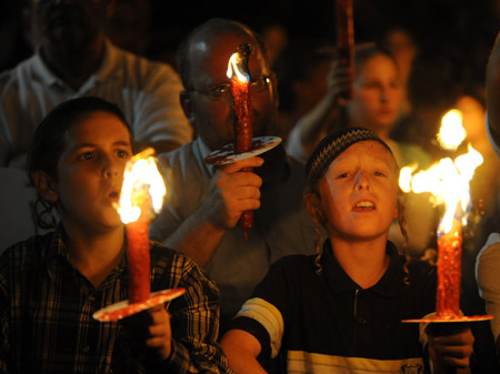 Jewish settlers attend a rally protesting against U.S. President Barack Obama's stance against Jewish settlements in the West Bank, outside Israeli Prime Minister's residence in Jerusalem, July 27, 2009. [Yin Bogu/Xinhua]