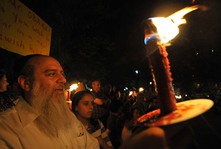 Jewish settlers attend a rally protesting against U.S. President Barack Obama's stance against Jewish settlements in the West Bank, outside Israeli Prime Minister's residence in Jerusalem, July 27, 2009. [Yin Bogu/Xinhua]