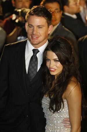 Channing Tatum, a cast member of movie G.I. Joe, and his wife Jenna Dewan pose at its red carpet ceremony in Tokyo July 27, 2009.[Xinhua/Reuters]