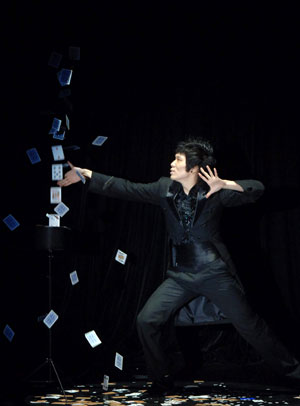 South Korean magician performs during the stage competition of the 24th World Championships of Magic of the International Federation of Magic Societies (FISM) held in Beijing, capital of China, on July 27, 2009. [Gong Lei/Xinhua]