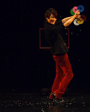 Chinese Taipei magician Jeff Lee performs during the stage competition of the 24th World Magic Championships of the International Federation of Magic Societies (FISM) held in Beijing, capital of China, on July 27, 2009. [Gong Lei/Xinhua]