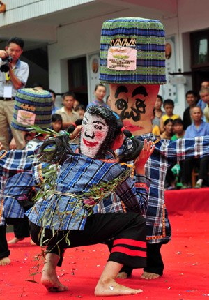 Children perform Wendangmu, a traditional local folk dance of some hundred years history, during a folk culture art festival held in Weng'ang Township in Libo County, southwest China's Guizhou Province, July 27, 2009. [Qin Gang/Xinhua]