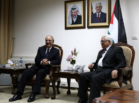The U.S. special envoy to the Middle East George Mitchell (L) meets with Paletinian National Autority Chairman Mahmoud Abbas in the West Bank city of Ramallah, July 27, 2009. George Mitchell arrived in Ramallah for visit on Monday. (Xinhua/Hua Chunyu)