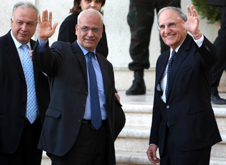 The U.S. special envoy to the Middle East George Mitchell (R) and sinior Palestinian negotiator Saeb Erekat wave to the media in the West Bank city of Ramallah, July 27, 2009. (Xinhua/Hua Chunyu)