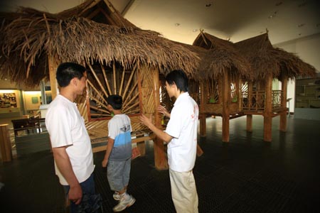 Visitors appreciate the model of Chinese traditional houses in the Yunnan Ethnical Museum .(Xinhua/Chen Haining) 