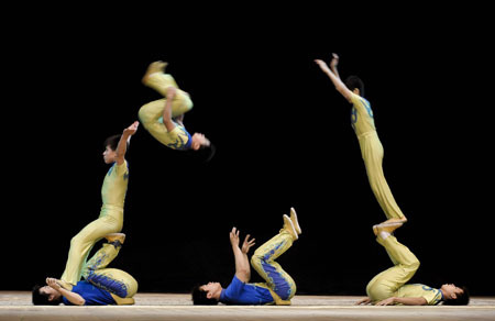 Actors from the Hebei Acrobatic Troupe of China perform Chinese acrobatics of 'Foot Juggling with Kids' at Al Baloon Theater in Cairo, capital of Egypt, on July 27, 2009. [Xinhua]