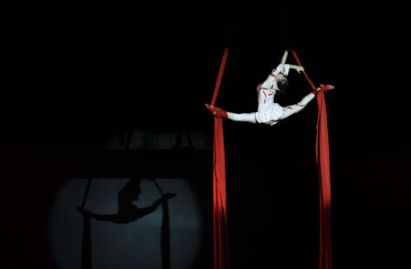 An actress from the Hebei Acrobatic Troupe of China performs Chinese acrobatics of 'Tissue Act' at Al Baloon Theater in Cairo, capital of Egypt, on July 27, 2009. [Xinhua]