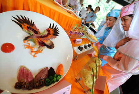 Visitors watch Muslim cuisine on display in Nanjing, east China's Jiangsu Province, July 27, 2009. A summit of Chinese Muslim food enterprises opened in Nanjing on Monday. (Xinhua/Sun Can)