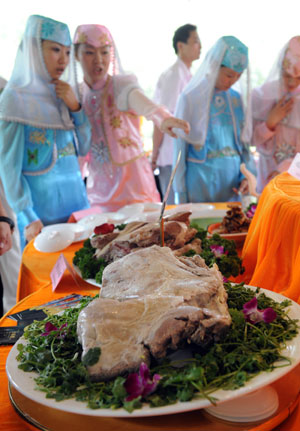 Visitors watch Muslim cuisine on display in Nanjing, east China's Jiangsu Province, July 27, 2009. A summit of Chinese Muslim food enterprises opened in Nanjing on Monday. (Xinhua/Yang Lei)