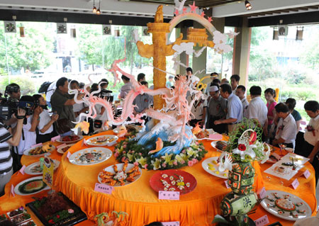 Visitors watch Muslim cuisine on display in Nanjing, east China's Jiangsu Province, July 27, 2009. A summit of Chinese Muslim food enterprises opened in Nanjing on Monday. (Xinhua/Yang Lei)