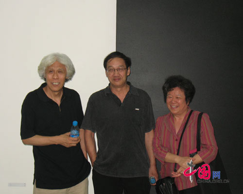  Oil painting master Wang Huaiqing (L) and abstract artist Jiang Dahai (M)