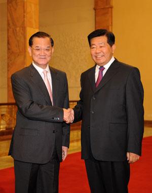 Jia Qinglin (R), chairman of the National Committee of the Chinese People's Political Consultative Conference, meets with Lien Chan (L), honorary chairman of the Kuomintang, in Beijing, China, July 27, 2009. [Liu Jiansheng/Xinhua] 