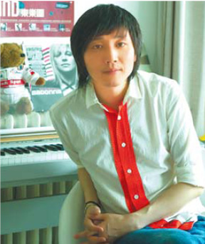 Producer Zhang Yadong believes the Internet offers more opportunities for musicians lacking the support of big record labels. 