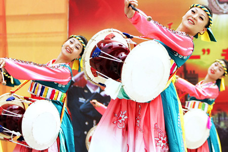 Performers dance during a performance in Changchun, capital of northeast China's Jilin Province, July 28, 2009, to celebrate the forthcoming 82nd anniversary of the founding of the Chinese People's Liberation Army. [Yao Qilin/Xinhua]