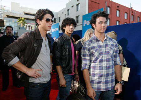 The Jonas brothers (L-R) Nick, Joe and Kevin, attend a special screening of the animated movie 'Ponyo' at El Capitan theatre in Hollywood, California July 27, 2009. [Xinhua/Reuters]