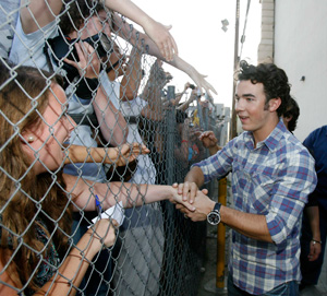 Kevin Jonas of the Jonas brothers greets fans at a special screening of the animated movie 'Ponyo' at El Capitan theatre in Hollywood, California July 27, 2009.[Xinhua/Reuters]