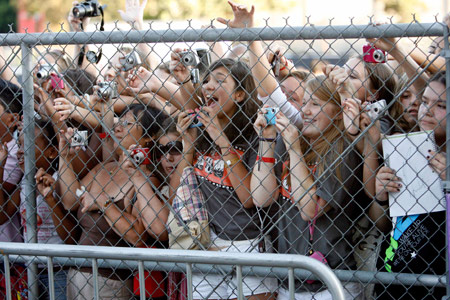 Fans cheer for the Jonas brothers at a special screening of the animated movie 'Ponyo' at El Capitan theatre in Hollywood, California July 27, 2009.[Xinhua/Reuters]