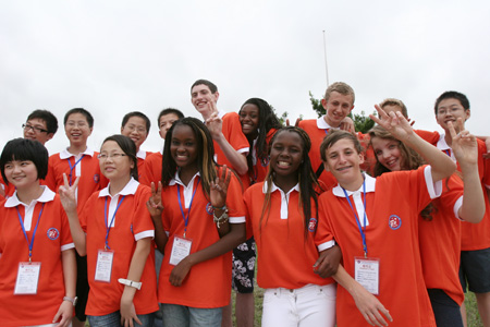 Some Chinese and British students take a group photo together as they attend the Sino-British Sports and Culture Summer Camp held in Haimen City of east China's Jiangsu Province, July 28, 2009.[Xinhua]