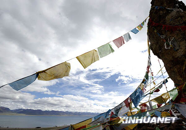 Photo taken on July 26, 2009, shows the beautiful scenery of Namco Lake. [Photo: Xinhuanet]