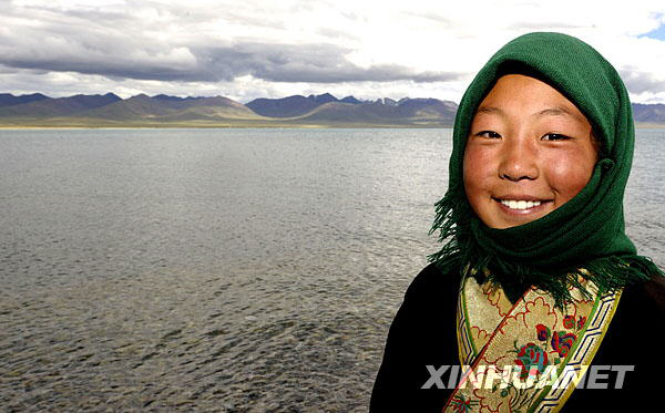 A Tibetan girl prays beside Namco Lake on July 26, 2009. [Photo: Xinhuanet] 
