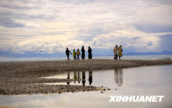 Tourists visit Namco Lake on July 26, 2009. [Photo: Xinhuanet]
