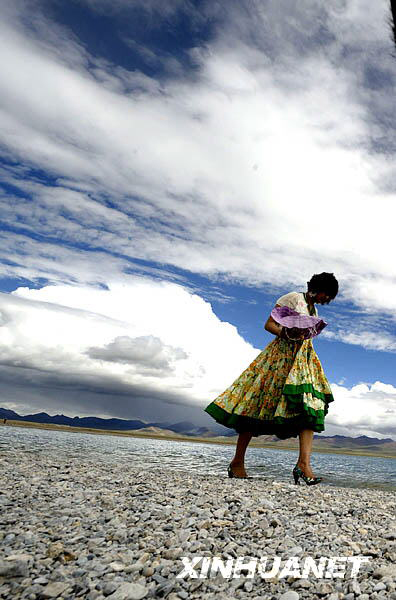 A visitor strolls around Namco Lake on July 26, 2009. [Photo: Xinhuanet] 