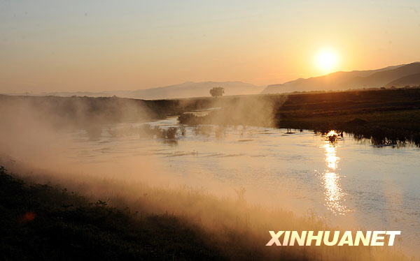 Wulanmaodu grassland wakes up to the morning in a photo taken on July 25, 2009. [Photo: Xinhuanet]