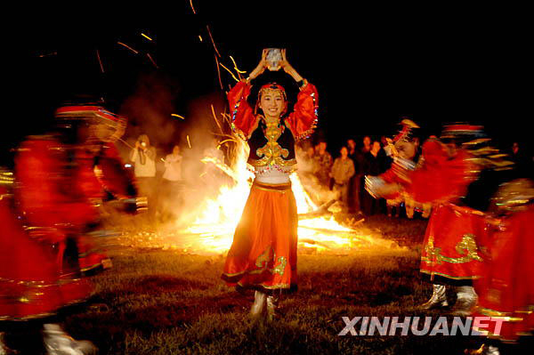 A Mongolian girl dances during a campfire party on the evening of July 24, 2009. [Photo: Xinhuanet]