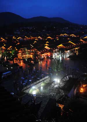 Photo taken on July 27, 2009 shows a night view of Lijiang, a tourist resort in southwest China's Yunnan Province.(Xinhua/Lin Yiguang)