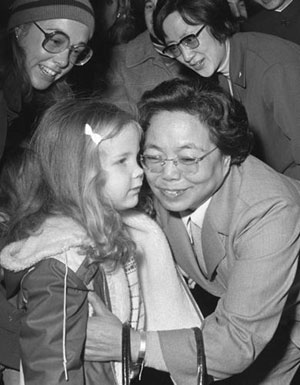 File photo taken in 1979 shows Zhuo Lin (R, front), wife of Deng Xiaoping, embraces a girl during her visit to the Museum of History and Technology in Washington, the United States. Zhuo Lin, a former consultant of the Central Military Commission General Office and widow of China's late leader Deng Xiaoping, died of illness at 12:30 p.m. July 29 after medical treatment failed in Beijing, at the age of 93. [Xinhua]