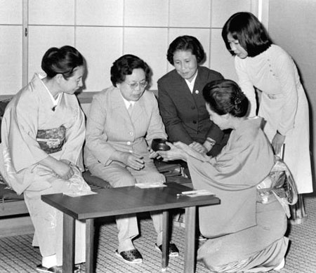 File photo taken on October 23, 1978 shows Zhuo Lin (2nd L), wife of Deng Xiaoping, watches a sado performance in Japan. Zhuo Lin, a former consultant of the Central Military Commission General Office and widow of China's late leader Deng Xiaoping, died of illness at 12:30 p.m. July 29 after medical treatment failed in Beijing, at the age of 93. [Xinhua]