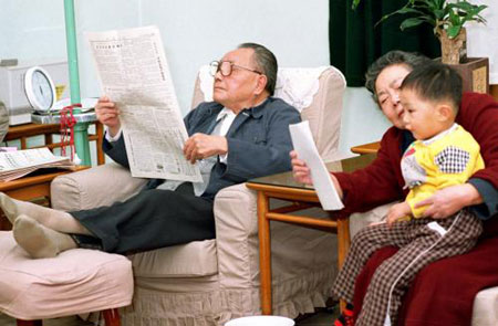 File photo shows Zhuo Lin (2nd R) reads a story for her grandson while her husband Deng Xiaoping (L) reads newspaper at their home in Beijing, after Deng retired. Zhuo Lin, a former consultant of the Central Military Commission General Office and widow of China's late leader Deng Xiaoping, died of illness at 12:30 p.m. July 29 after medical treatment failed in Beijing, at the age of 93. [Xinhua] 