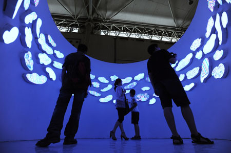 People view an installation at the fourth Chengdu Biennial Exhibition in Chengdu, capital of southwest China's Sichuan Province, July 29, 2009. [Jiang Hongjing/Xinhua]