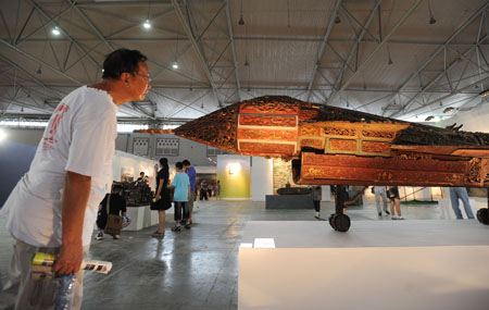 People visit at the fourth Chengdu Biennial Exhibition in Chengdu, capital of southwest China's Sichuan Province, July 29, 2009.[Jiang Hongjing/Xinhua]