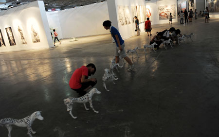 People visit at the fourth Chengdu Biennial Exhibition in Chengdu, capital of southwest China's Sichuan Province, July 29, 2009. .[Jiang Hongjing/Xinhua] 