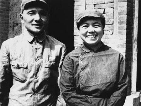 File photo shows Zhuo Lin (R) poses with her husband Deng Xiaoping in the Taihang Mountains, after they married in Yan'an. Zhuo Lin, a former consultant of the Central Military Commission General Office and widow of China's late leader Deng Xiaoping, died of illness at 12:30 p.m. July 29 after medical treatment failed in Beijing, at the age of 93. [Xinhua]