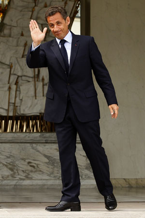 France's President Nicolas Sarkozy waves after speaking to the media in the courtyard at the Elysee Palace in Paris July 29, 2009 after the last weekly cabinet meeting for the summer break. President Sarkozy prepared on Wednesday to leave for a summer holiday at his wife's luxurious Riviera villa, saying he had recovered from a dizzy turn while out jogging at the weekend but needed to rest. 'I wanted to say to the French people that my health is good,' Sarkozy told reporters.[Xinhua] 