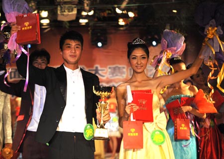 Winners of the New Face model competition Guo Jie (L) and Kou Yujie attend the awarding ceremony in Taiyuan, capital of north China's Shanxi Province, July 28, 2009. The New Face model competition concluded on Tuesday. [Xinhua]